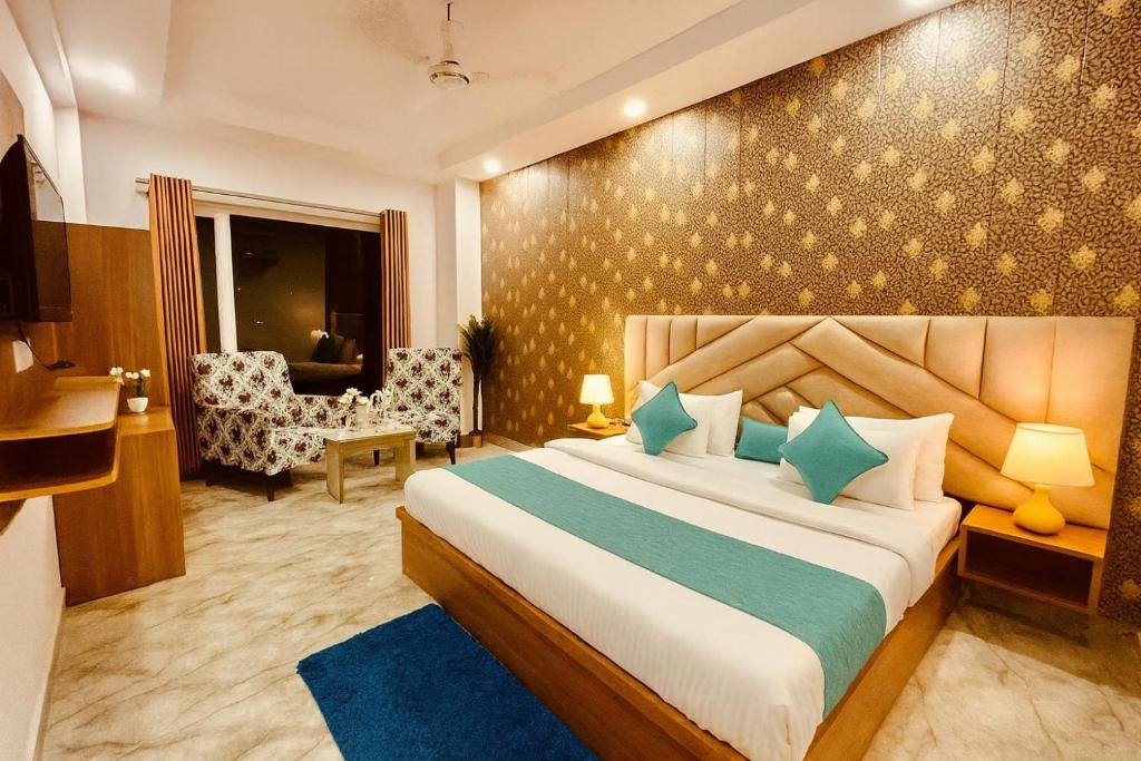 een slaapkamer met een groot bed in een kamer bij Hotel La Meridian, Haridwar in Haridwār