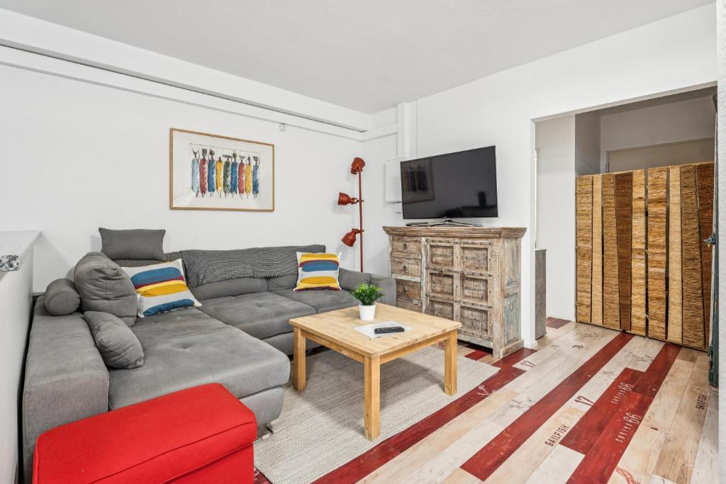 un salon avec un canapé et une table dans l'établissement Ferienwohnung am Bodensee - nur 10 Minuten zu Fuß zum Strand, à Langenargen