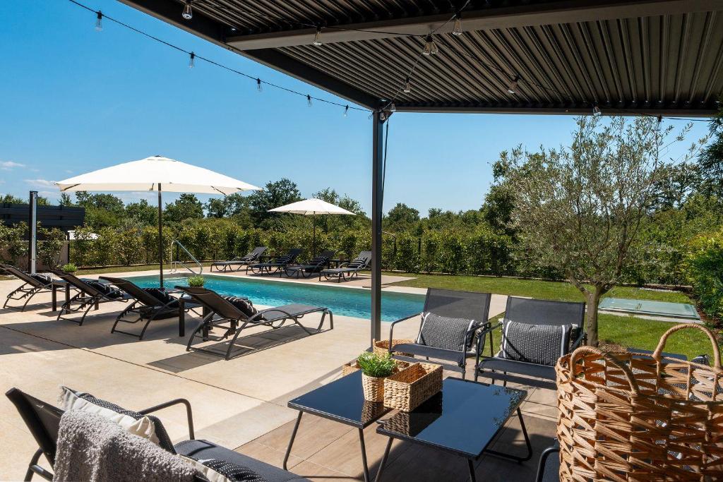 Atemberaubende Villa mit Privatpool, Sauna, Billard, Kicker, Heimtrainer, BBQ