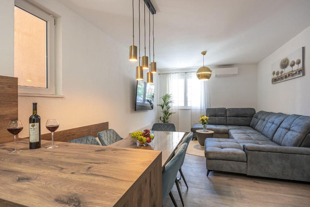 Komplett renoviertes Apartment nur 500 Meter zum Strand mit Grill, Smart-TV, Wäschetrockner