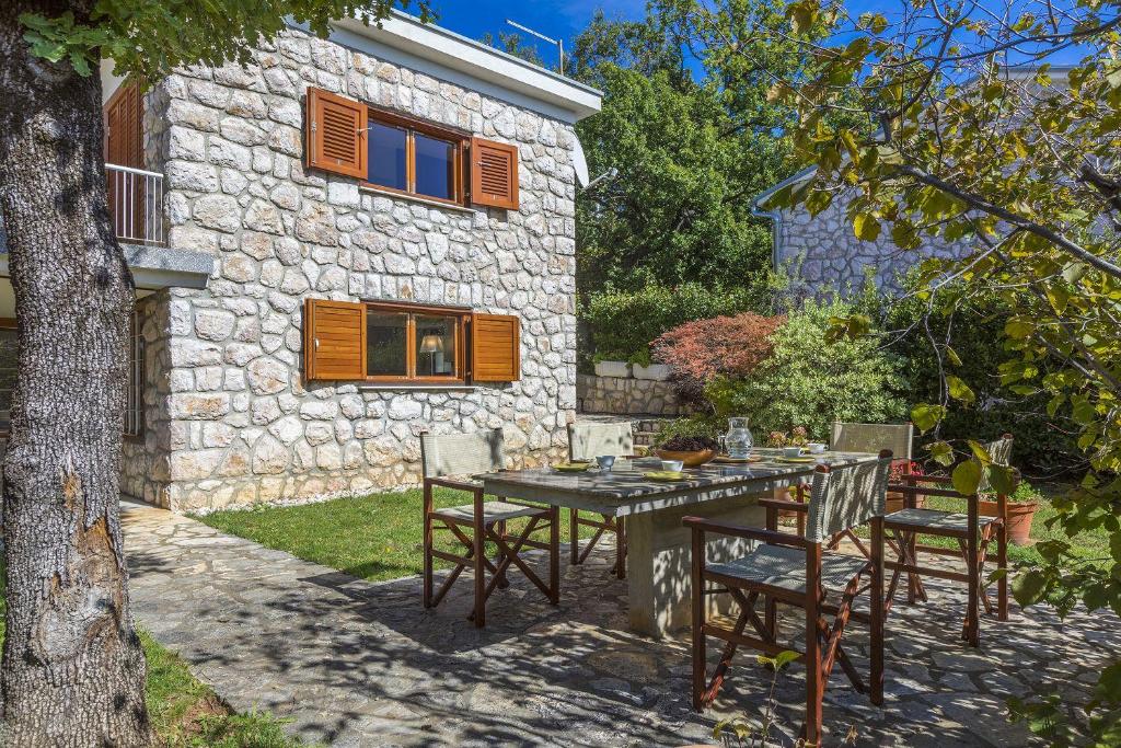 Rustikales Steinhaus nur 300 Meter zum Strand mit 3 Parkplätzen, Meerblick, Garten