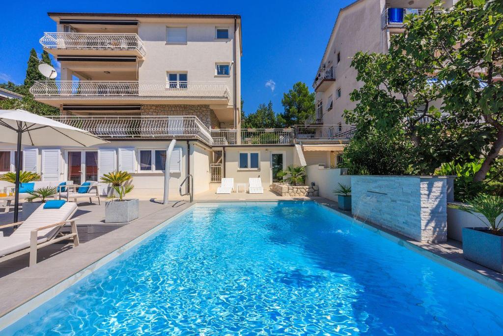 Einzigartiges Apartment nur 500 Meter zum Sandstrand mit Pool, Heimkino, Billard und Tennisstunden