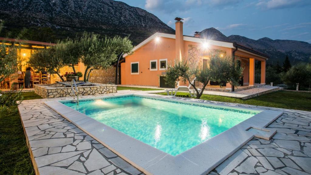 Swimmingpoolen hos eller tæt på Villa Marija Desne by Villas Guide
