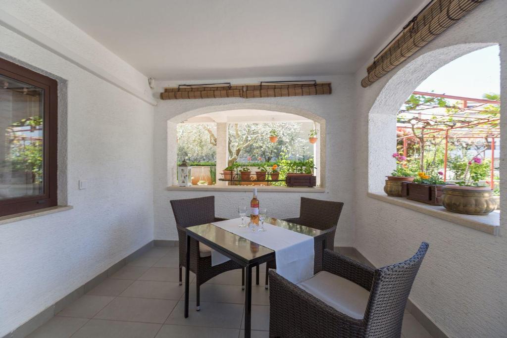 Lauschiges Apartment nur 400 Meter zum Strand mit Parkplatz, Waschmaschine, Garten