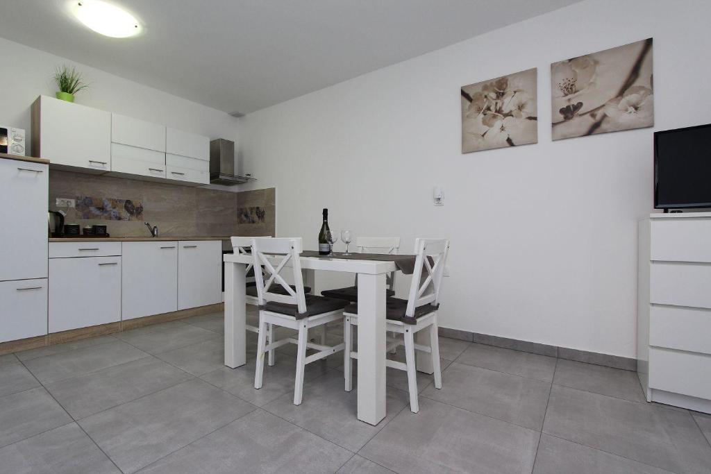 Modernes Apartment mit charmanter Terrasse, Privatparkplatz, Klima, WiFi