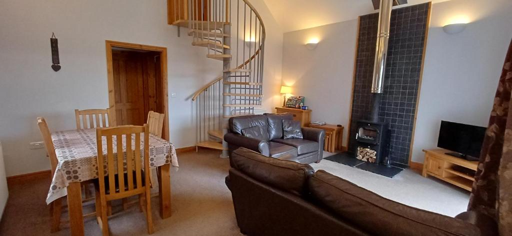 ein Wohnzimmer mit Sofa und Tisch in der Unterkunft Bwlch Cottage in Gwaynynog
