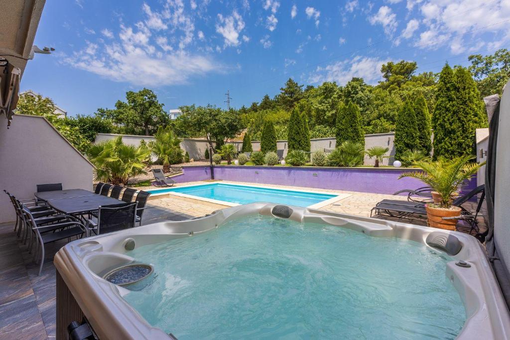 Exklusives Ferienhaus mit Privatpool, Whirlpool, Meerblick, Billard, Tischtennis, Fitnessgeräte