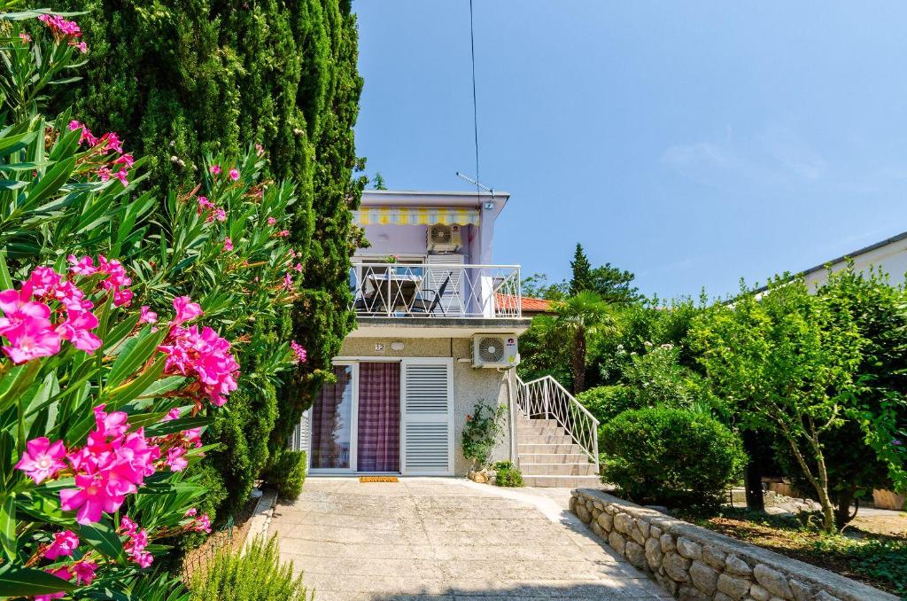 Helles Apartment nur 240 Meter zum Strand mit Meerblick, Grill, Privatparkplatz