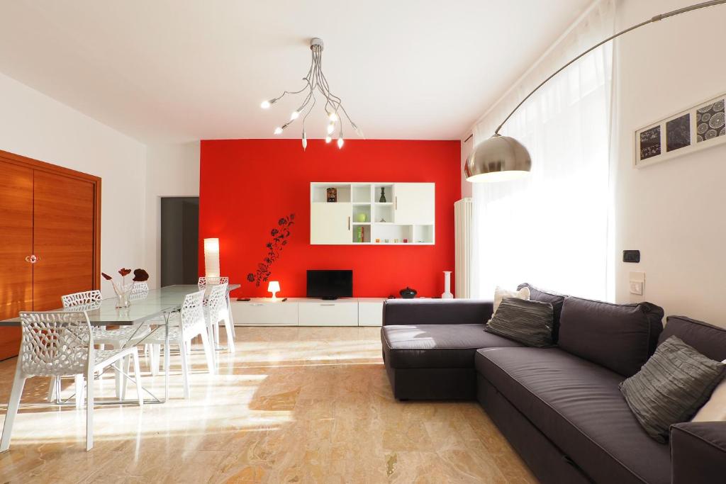 un soggiorno con divano e sala da pranzo di PrimoPiano - Sporting Mirasole a Opera