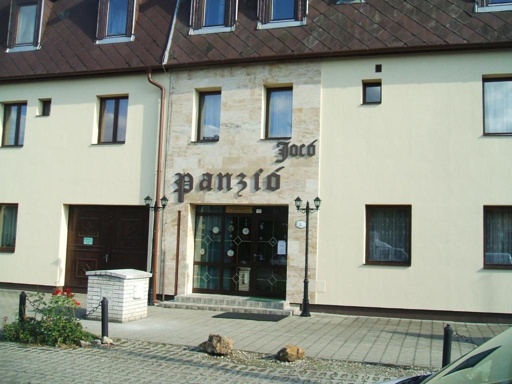 The building in which a vendégházakat is located
