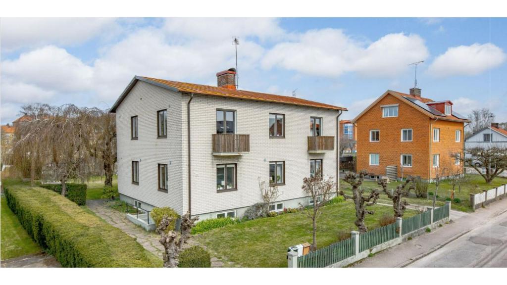 une maison blanche sur le côté d'une rue dans l'établissement Homey Stay, à Halmstad