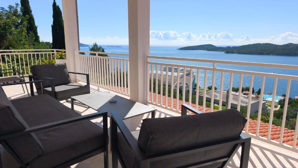 balcone con 2 sedie e vista sull'acqua di Apartman Helen Orasac by Villas Guide a Poljice