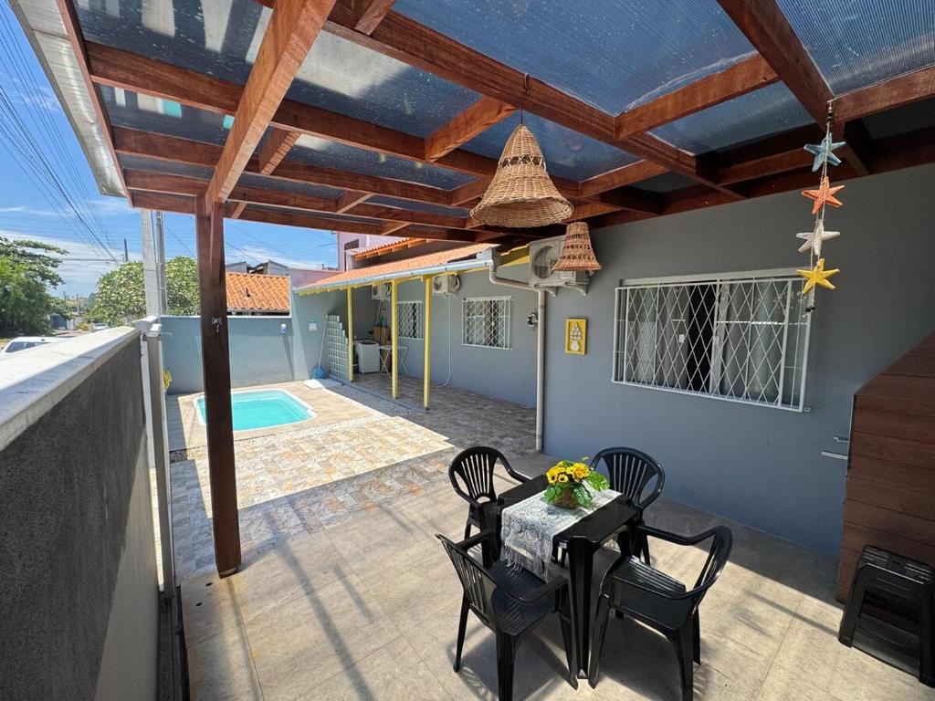 Bazén v ubytování Casa 700m do mar Penha SC nebo v jeho okolí