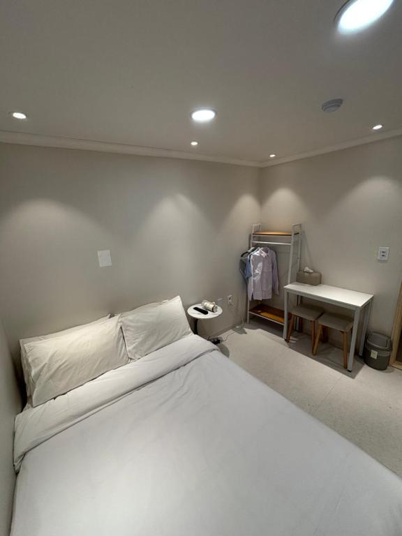 Giường trong phòng chung tại Han River KS Stay