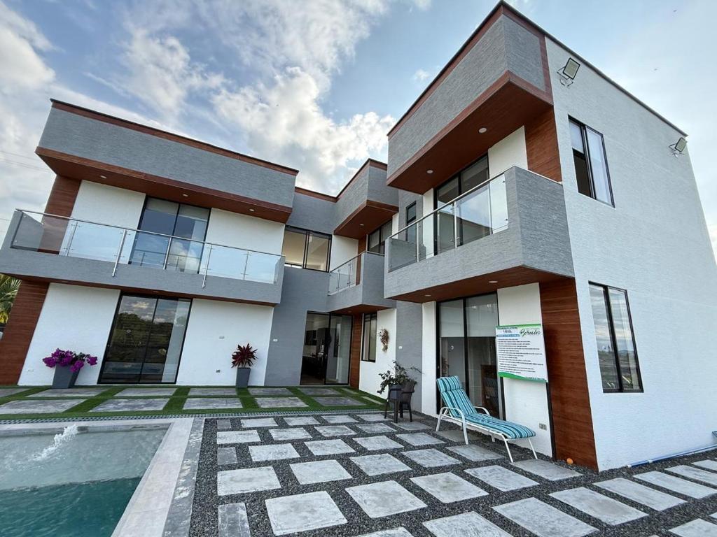 een gebouw met een zwembad ervoor bij Casa boreales in Quimbaya