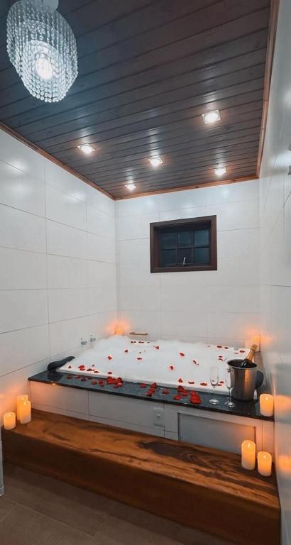 una camera da letto con un letto con delle rose sopra di Casa Marrom dos Mellos, Campos do Jordão a Campos do Jordão