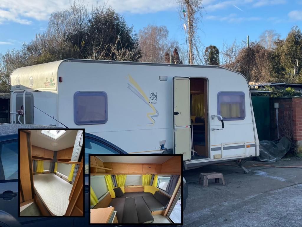 una portiera aperta di un camper parcheggiato in un parcheggio di Südwind Wohnwagen a Maintal