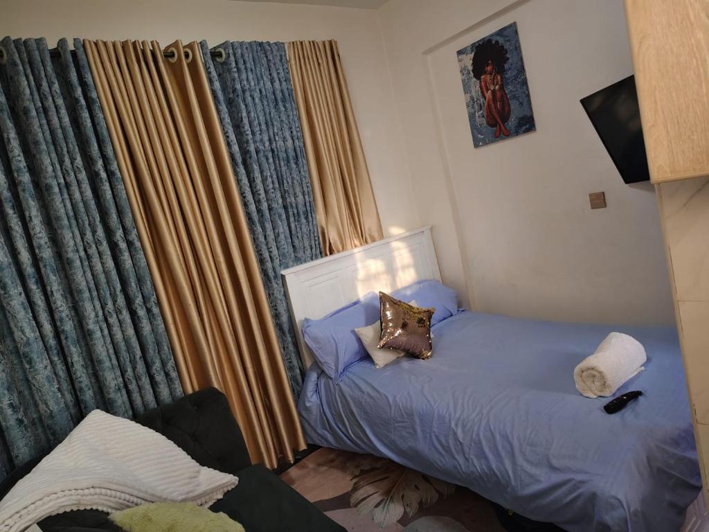 une chambre avec un lit avec un oreiller dessus dans l'établissement Flo Steve Stays, à Nairobi
