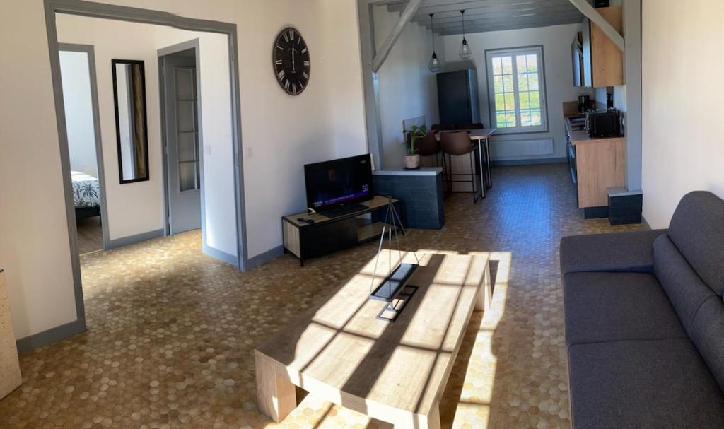 een woonkamer met een bank en een salontafel bij Hiking and beachfront in Bracquemont