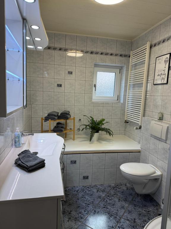 een badkamer met toilet en wastafel bij ausZEITlarn - Apartment in Zeitlarn