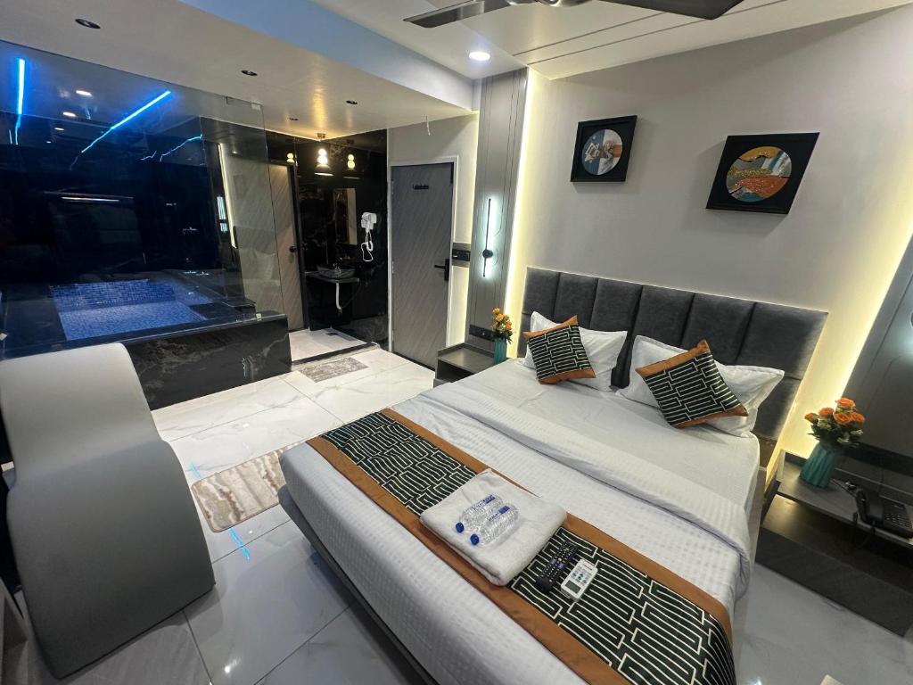 a bedroom with a large bed and a bathroom at Hotel THE Vibes in Koba