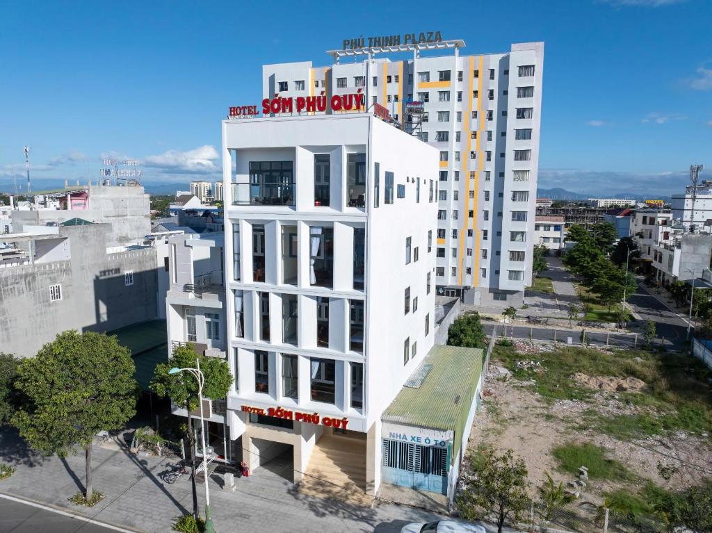a white building with a sign on top of it at Som Phu Quy 3 Hotel Phan Rang in Phan Rang–Tháp Chàm
