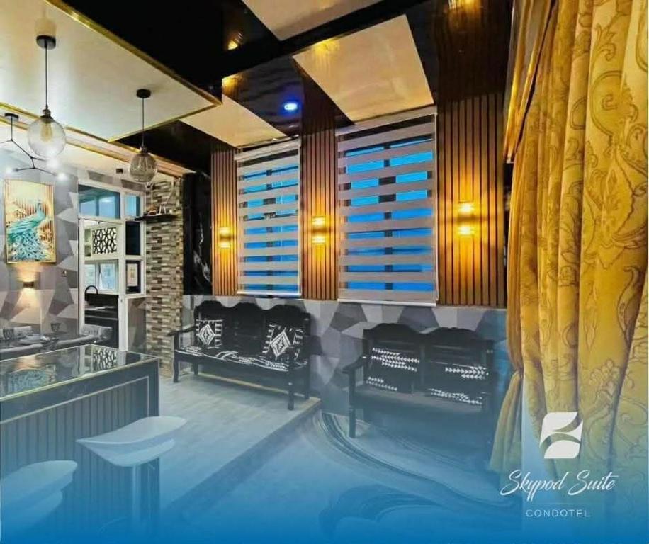 ein Restaurant mit blauem Boden und einem Vorhang in der Unterkunft RXS SkyPod #3 Suite Condotel - Roxas City in Roxas City