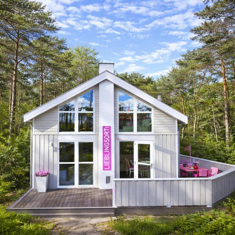 a tiny house with a lot of windows at Pink und Meer in Baabe