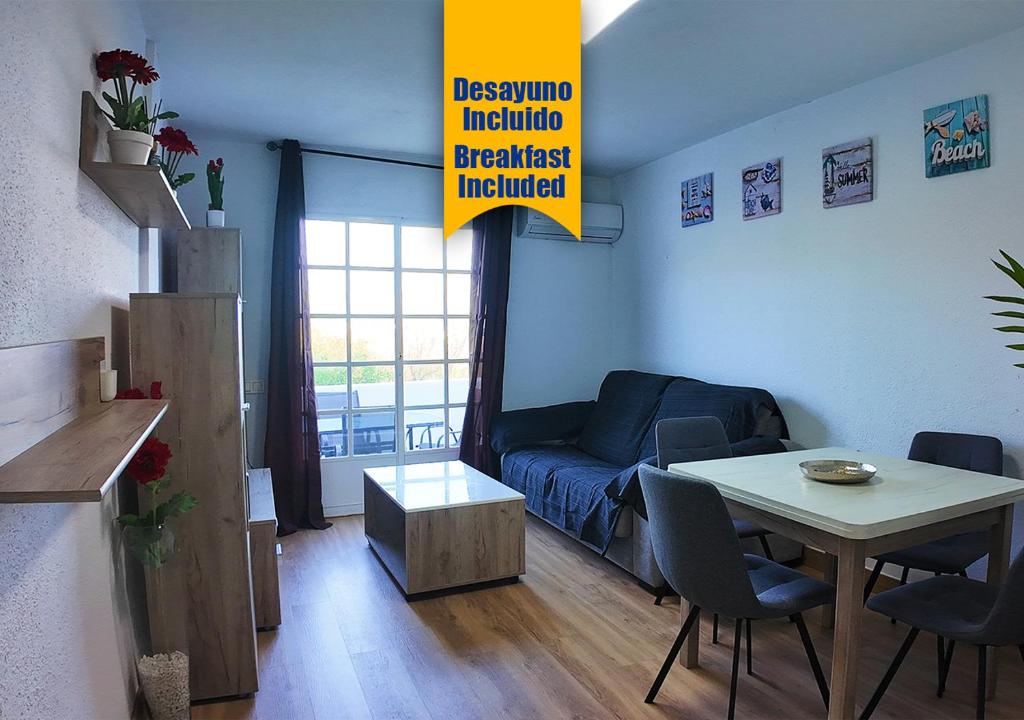 ein Wohnzimmer mit einem Tisch und einem Sofa in der Unterkunft Apartalux Gold Oasis in Mojácar