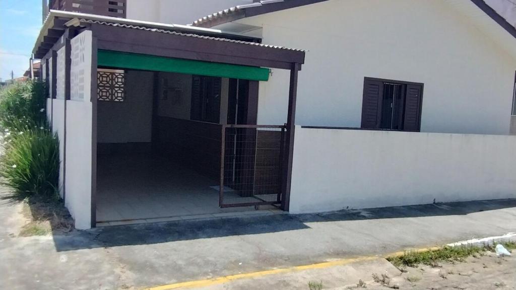 een gebouw met een poort aan de zijkant bij Casa quadra mar in Arroio do Silva