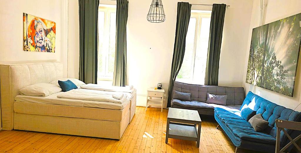 un soggiorno con un letto e un divano di Bahnhofstrasse a Klagenfurt