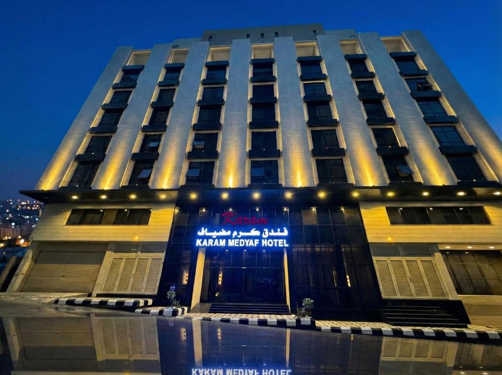un edificio con un cartello sulla facciata di فندق كرم مضياف Karam Medyaf Hotel a Al Khansāk