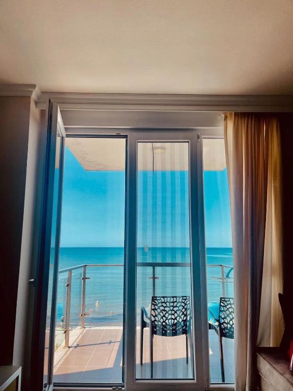 a room with a balcony with a view of the ocean at Holiday home Shengjin k in Shëngjin