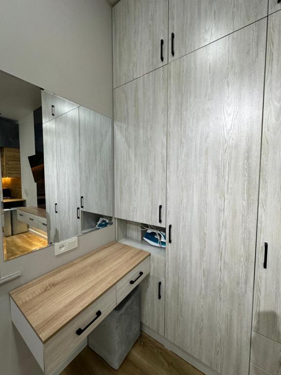 un bagno con mobili in legno e un bancone in legno di Eco Apartments a Yakkasaray