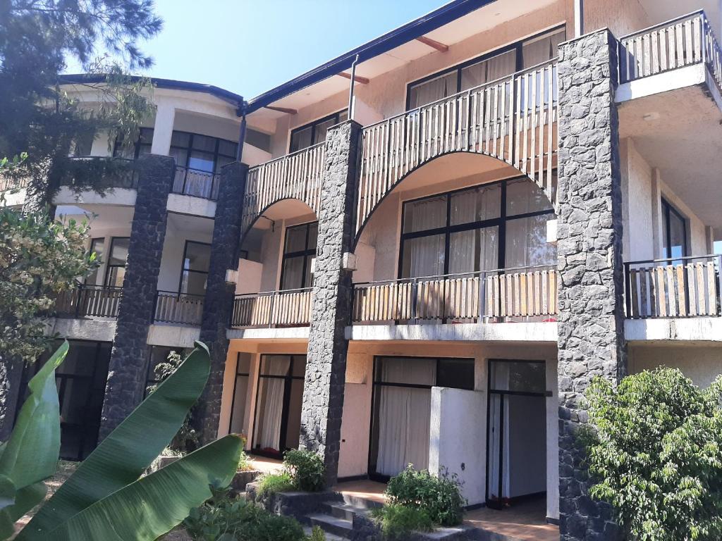 un condominio con balconi e alberi di Sorba Lodge Lalibela a Lalībela