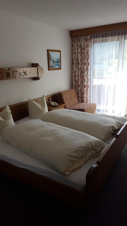 Postel nebo postele na pokoji v ubytování Hotel Garni