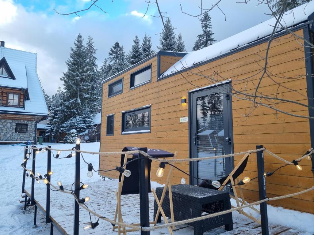 Zajazd Józef Tiny House om vinteren