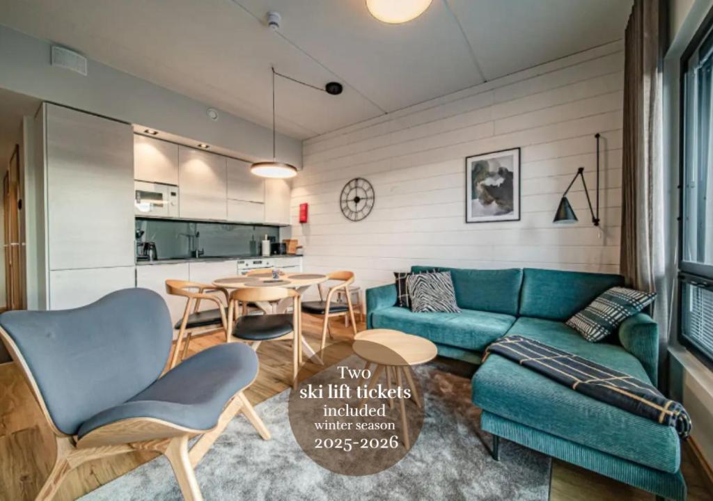 een woonkamer met een groene bank en een tafel bij Ski Chalet C10 Levi Center incl 2 ski passes by Aavalevi in Levi