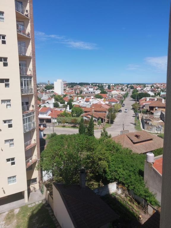 een uitzicht op een stad vanaf het balkon van een gebouw bij La amistad in Necochea