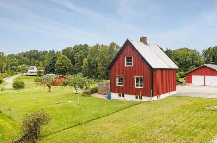 een rode schuur op een grasveld met een oprit bij DAL914-Dals-Langed-Dingelvik-Oestra-Mon-30 in Dingelvik