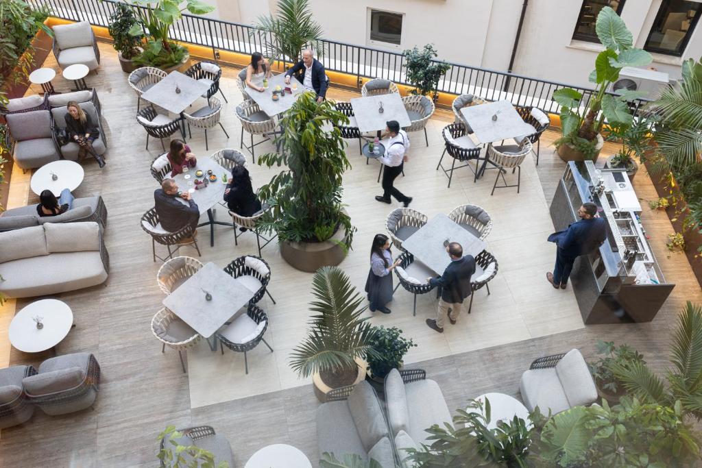 an overhead view of a restaurant with tables and chairs at Palazzo 4 Fontane 12 in Rome