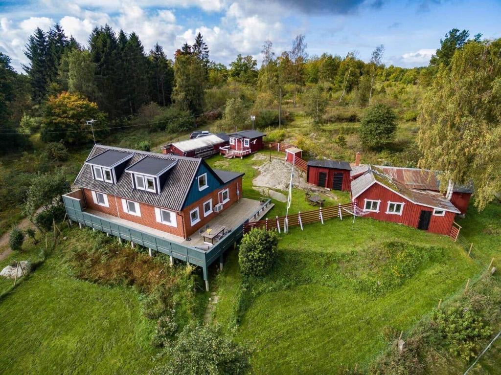 una vista aerea di una casa su un campo verde di BLE936-Braekne-Hoby-Jaernaviksvaegen-18 a Bräkne-Hoby