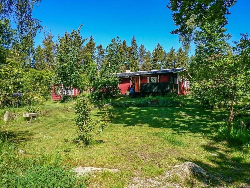 una casa in mezzo a un campo con alberi di KRO892-Hallaryd-Kalvshult-2532 a Kalvshult