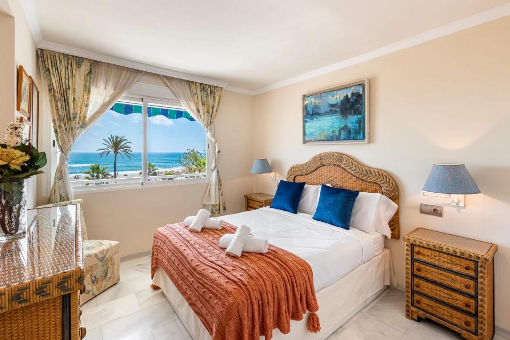 a bedroom with a bed with a view of the ocean at RgHost-Apartamento España en Paseo Marítimo in Málaga