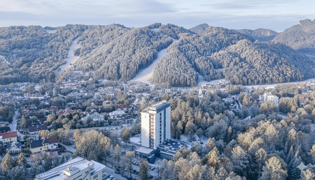 una vista aerea di un edificio in montagna di Hotel Pieniny Grand Wellness & SPA - Destigo Hotels a Szczawnica