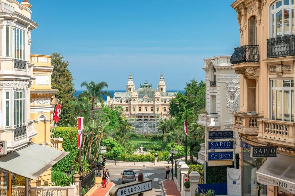 une rue de la ville avec un bâtiment en arrière-plan dans l'établissement Le Coq Chiron - AC - Wi-Fi - Monaco border, à Monte-Carlo