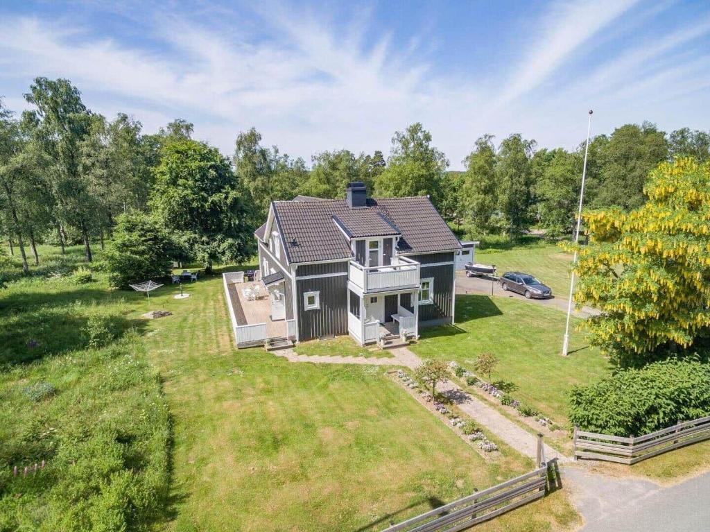 een luchtfoto van een huis met een tuin bij JON832-Mansarp-Bondstorp-Bjoerksaeter-1 in Bondstorp