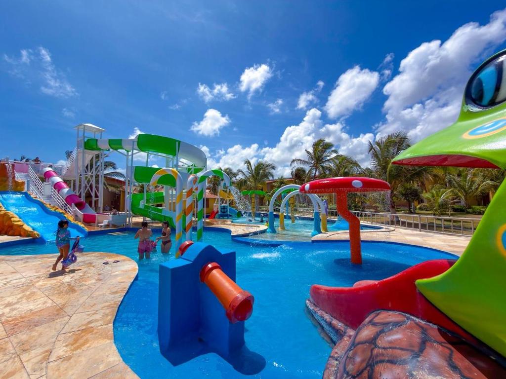 een waterpark met een glijbaan en glijbanen bij Jangadeiro Praia Hotel Resort - Parque Aquático e Pé na Areia in Aquiraz