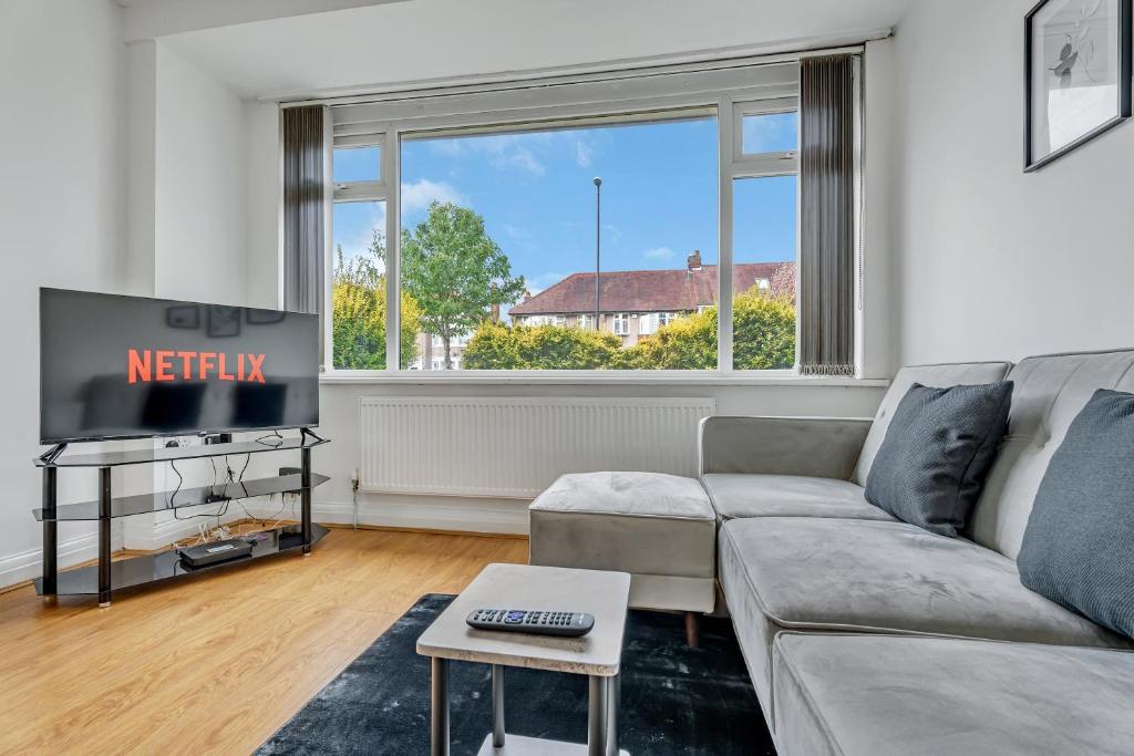 TV/trung tâm giải trí tại 4 Bedrooms, Sleeps 7, Parking, Near Station, Special for Contractors