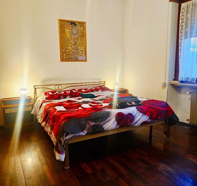 een slaapkamer met een bed met een kleurrijk dekbed bij La Casa di Sandhya in Udine